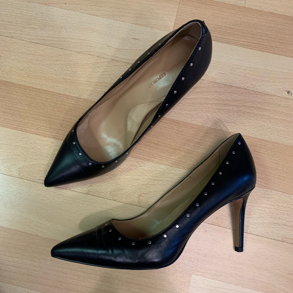 Black leather pumps / heels